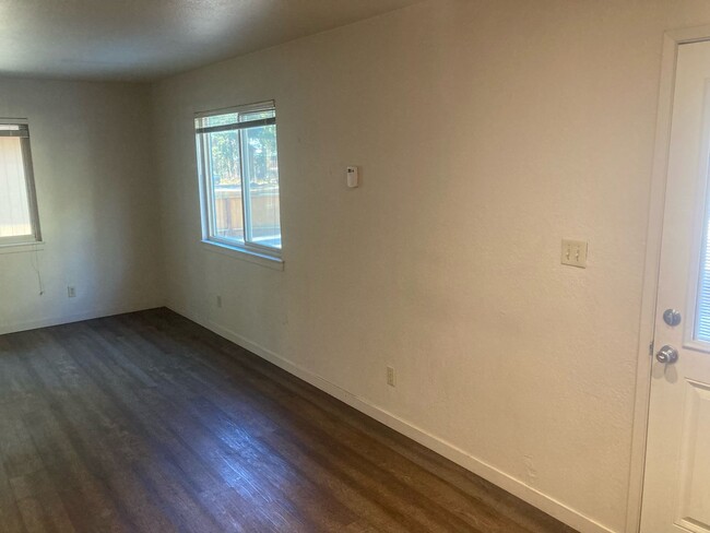 Building Photo - Clean Duplex in Great Location Near the Y