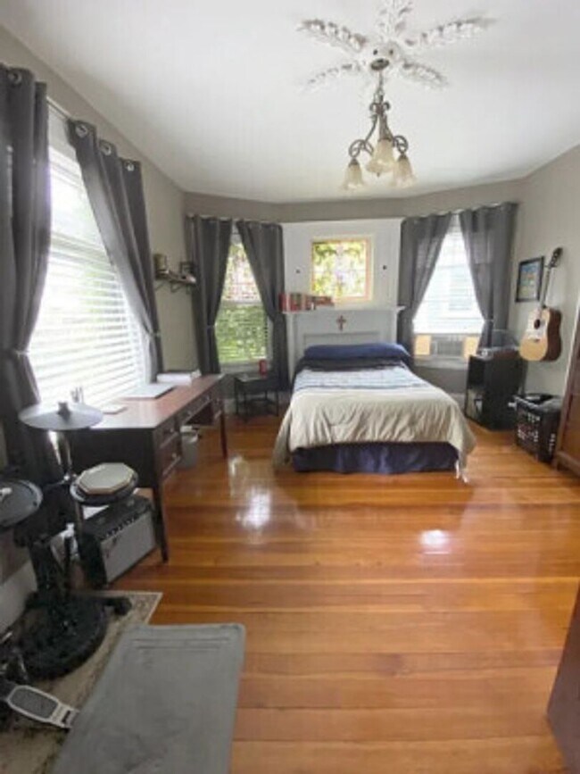 Building Photo - ALLSTON 3 BR Apartment - 9/1