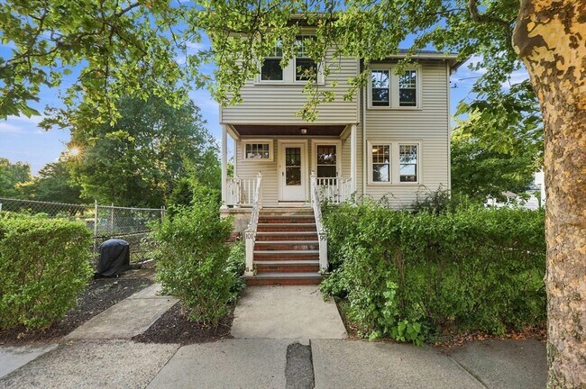 Building Photo - 99 Thorndike St
