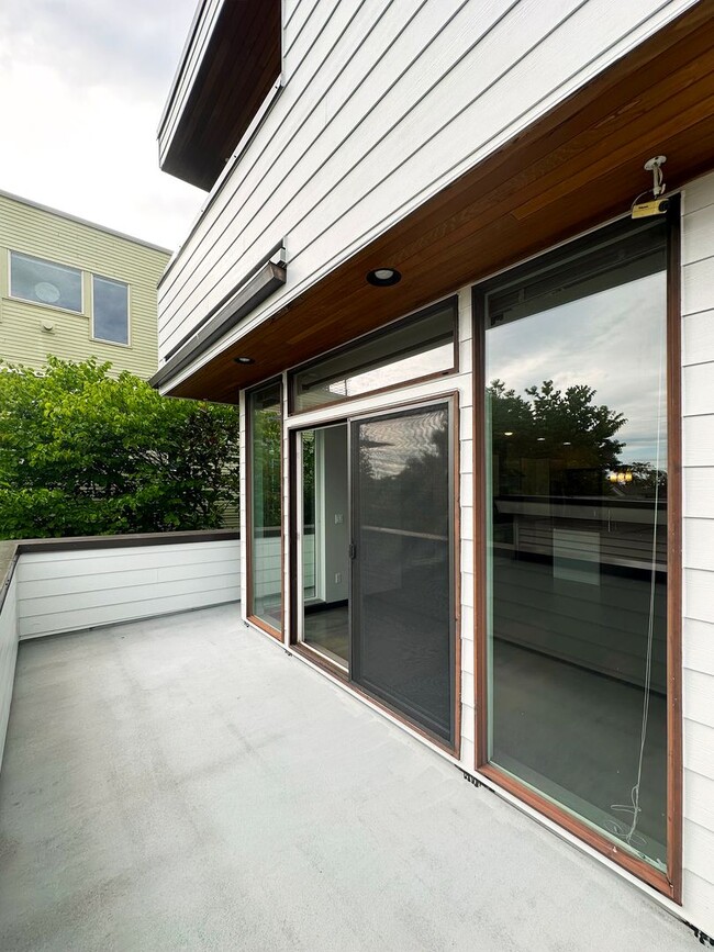 Building Photo - 3Bd/3Ba Seattle Townhouse