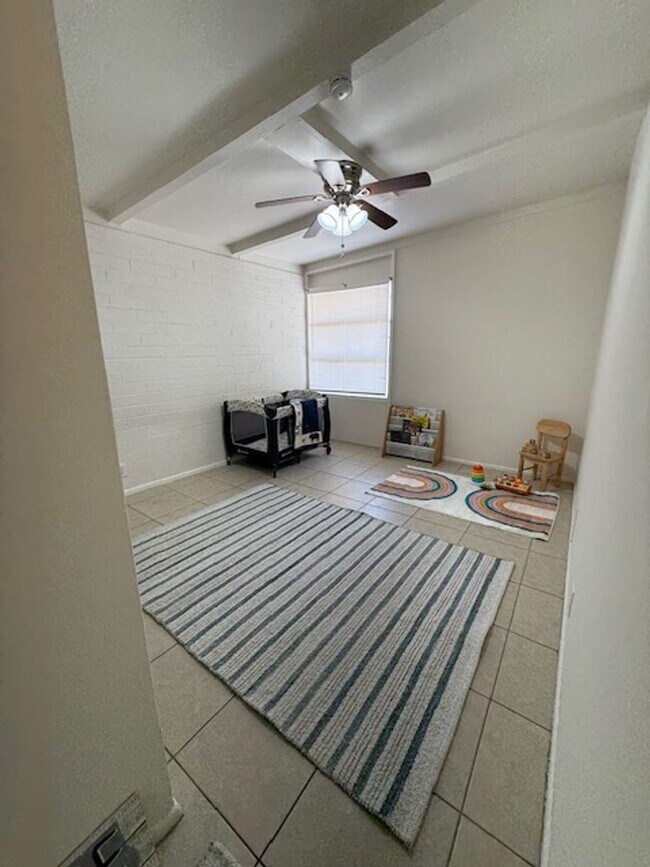 Building Photo - 2 Bed 1 Bath Spacious Apartment