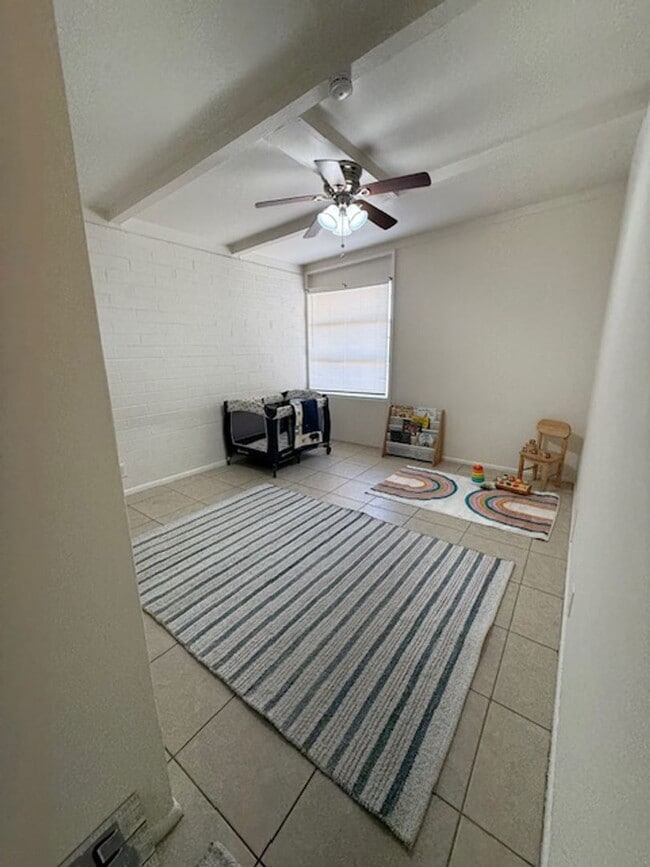 Building Photo - Freshly Updated 2 Bed / 1 Bath Apartment in Glendale!