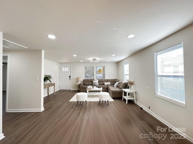 Building Photo - 226 Malvern Dr SW