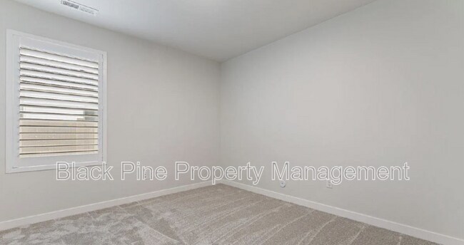 Building Photo - 3949 N Amberwood Ave