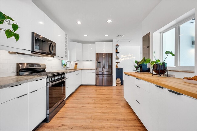 Building Photo - 549 NE 14th Ave