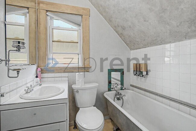 Building Photo - Unit