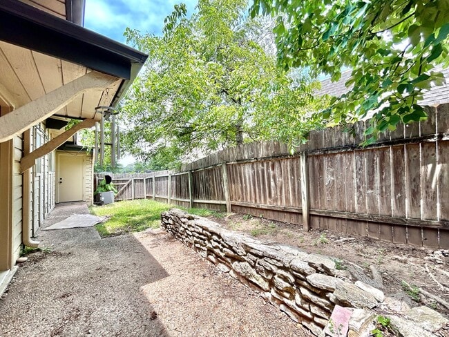 Building Photo - Bright and Spacious Single-Level Living in...