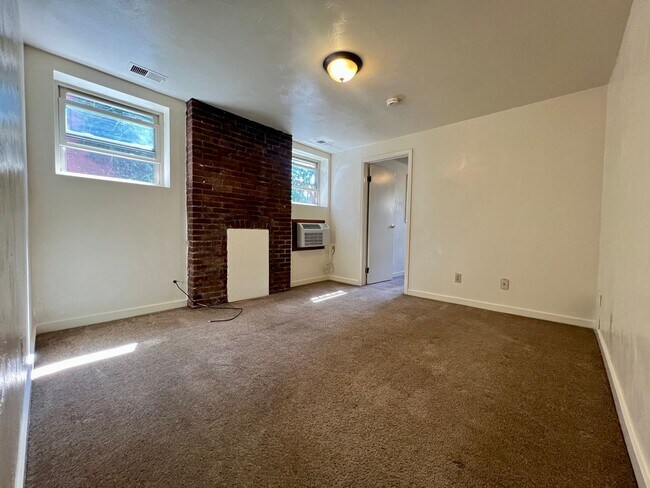 Building Photo - Large 1 BR Apartment in Lovely South Oakland Location! CALL TODAY TO TOUR!