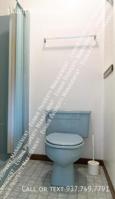 Building Photo - 14400 Woodlawn Dr