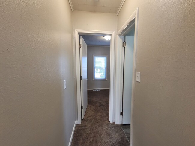 Building Photo - Pet Friendly 2 Bedroom Home with detached ...