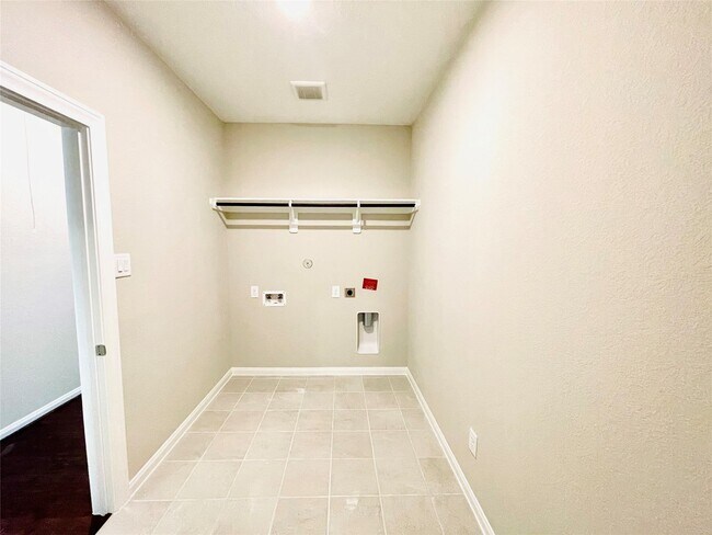 Building Photo - 2164 Woodland Pine Dr