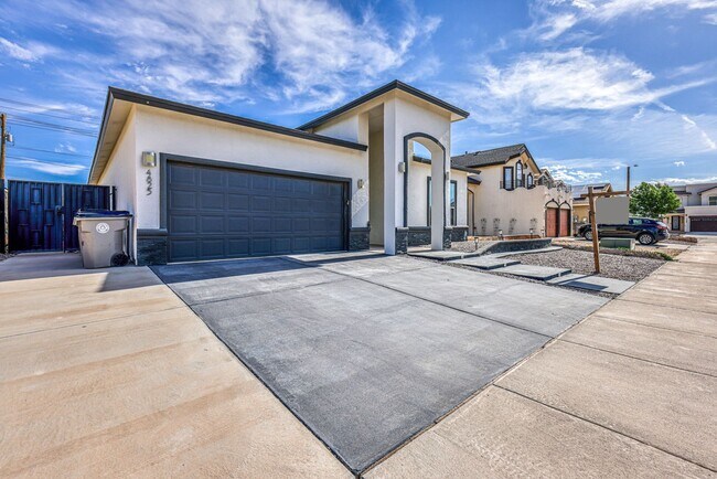Building Photo - We have a beautiful home fully furnished with 4 bedroom-2 baths
