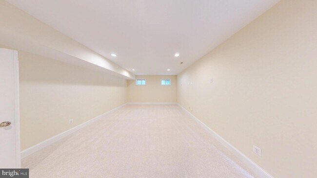 Building Photo - 6403 Earlham Dr