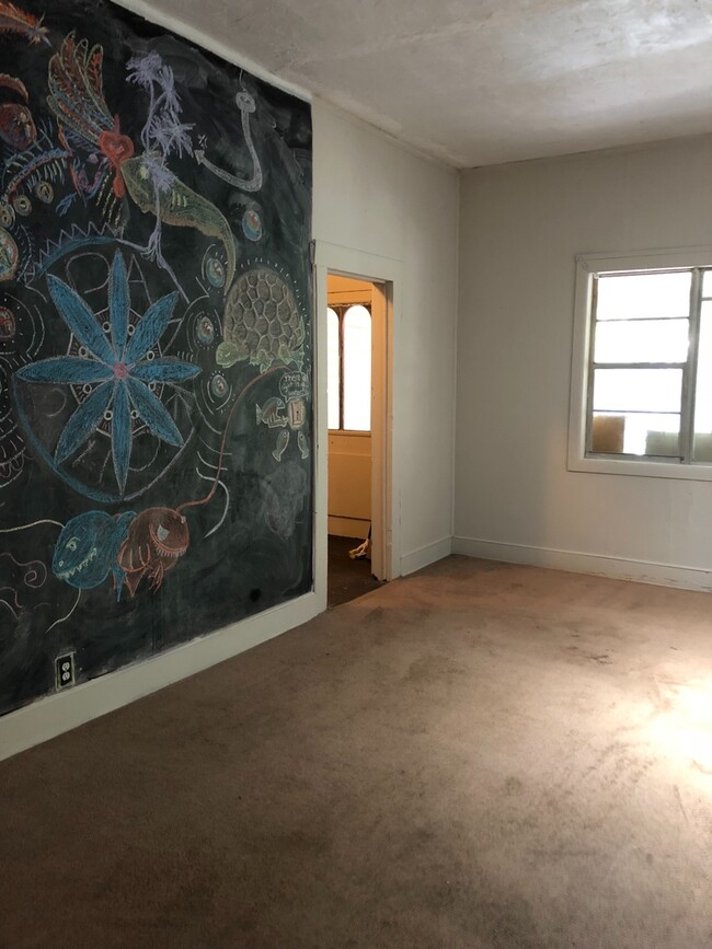 Building Photo - Walk to UF Campus! AUGUST MOVE IN! 4 bed/ ...