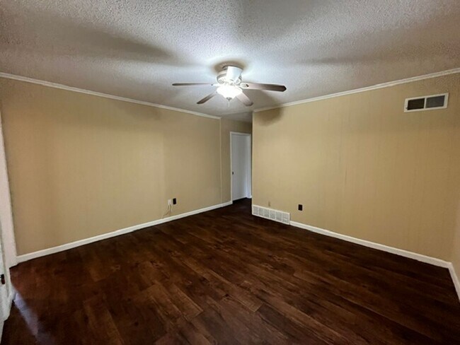 Building Photo - Renovated 3 Bedroom 1.5 Bath Home with 1 Car Garage for Rent!!