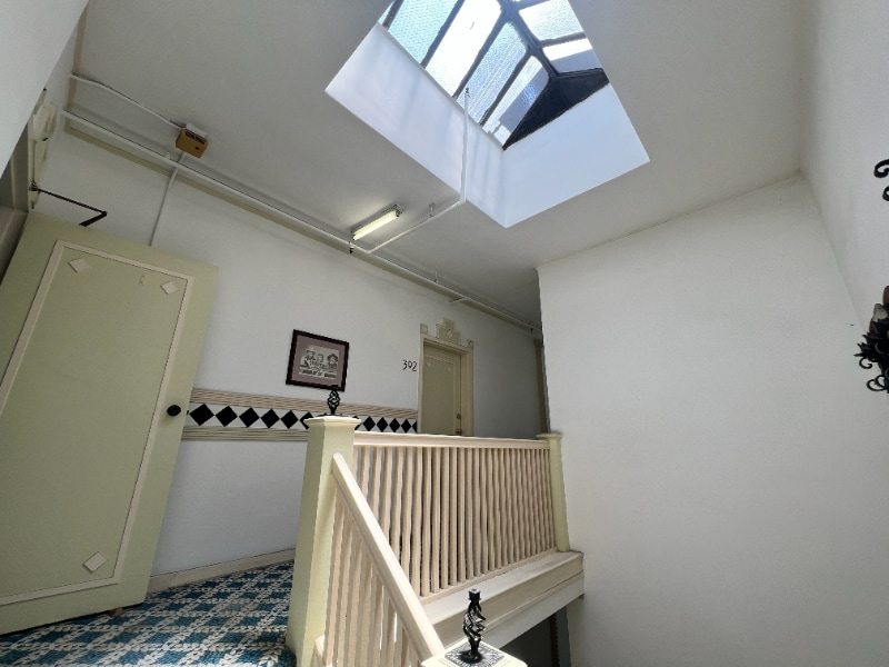 Building Photo - 2028 Beachwood Dr