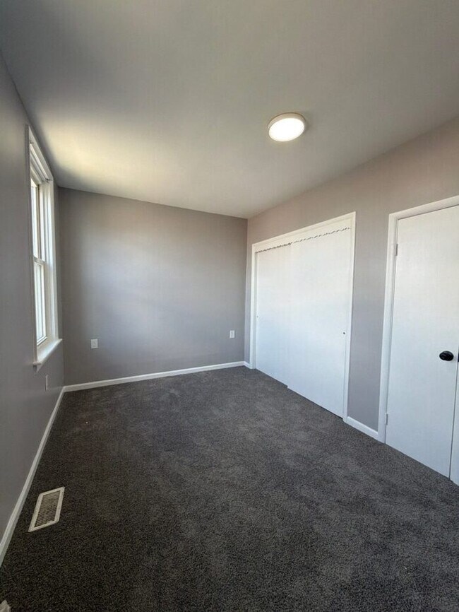 Building Photo - 3 bedrooms with parking