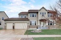 Building Photo - Grand 5 bed 4.5 bath Maple Grove Home w/ 3...