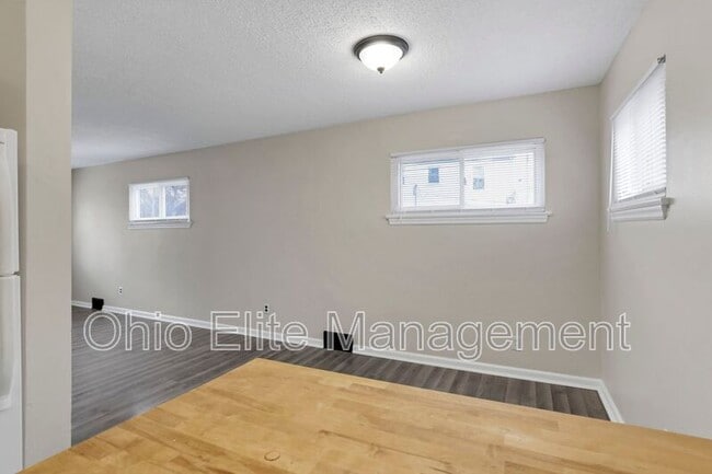 Building Photo - 898 Racine Ave