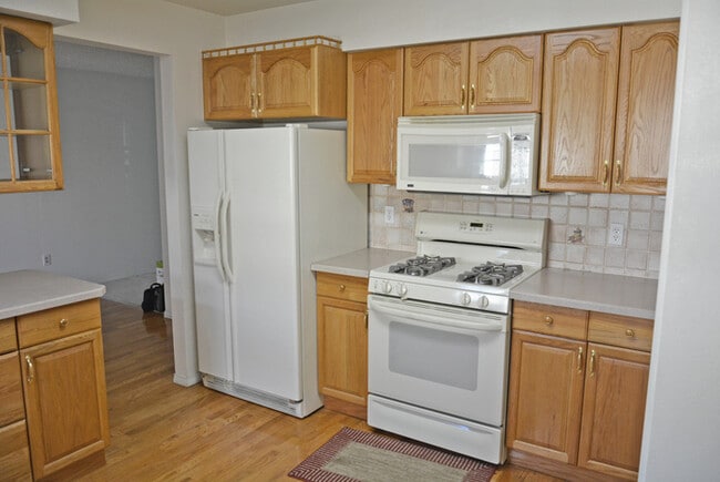 Building Photo - Town Home