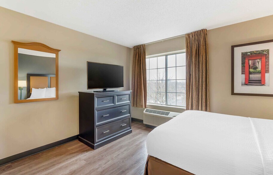Building Photo - Furnished Studio-Chicago - Naperville - East