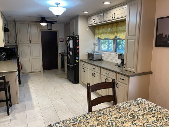 Building Photo - 11303 Greenwillow Dr