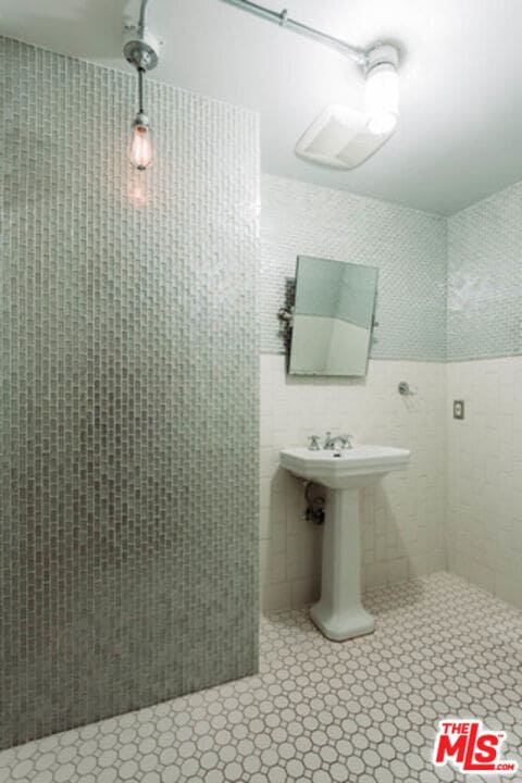 Building Photo - 10961 Strathmore Dr