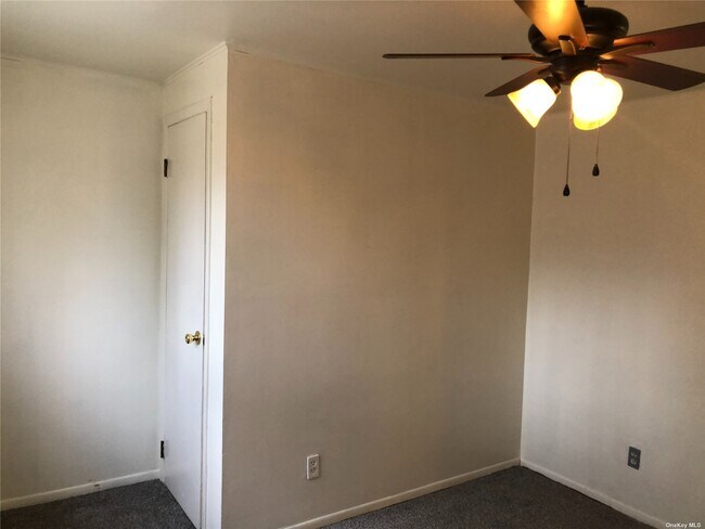 Building Photo - 653 Meadow Rd