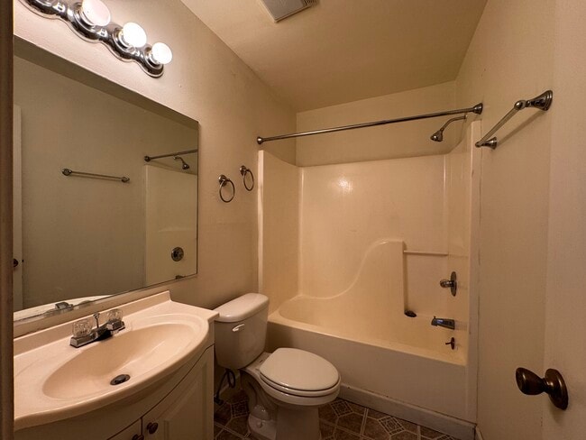 Building Photo - 1077 Shady Hollow Dr