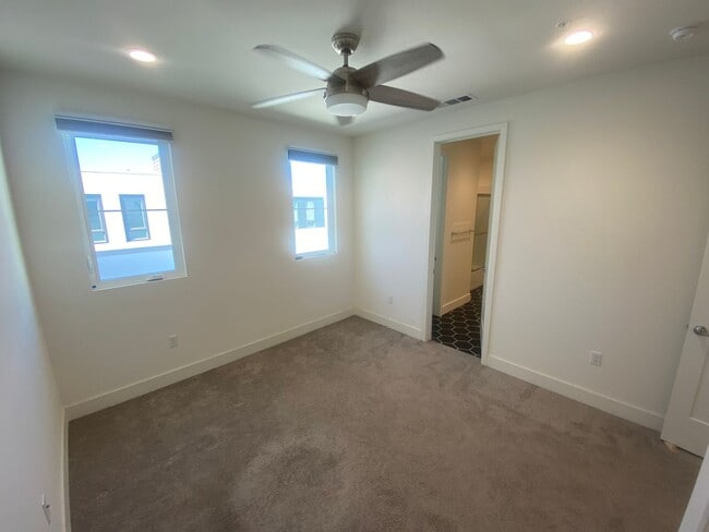 Building Photo - Modern Condo Living in the Heart of Alameda – Prime Location!