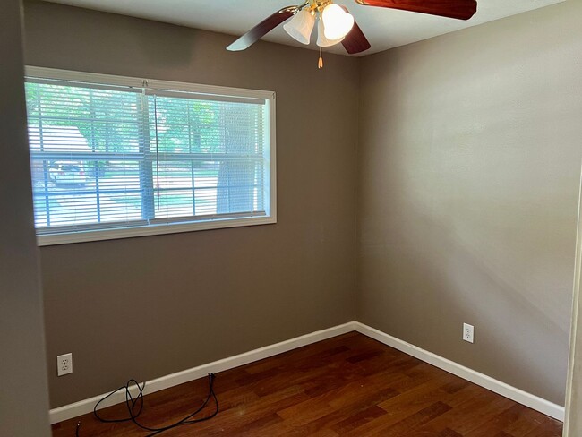 Building Photo - For Rent - 3 Bedroom 1 Bath