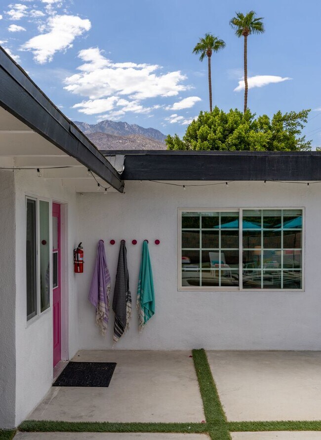 Building Photo - Stunning Desert Contemporary Home in Sunrise Park (Monthly Only - No Long Term)