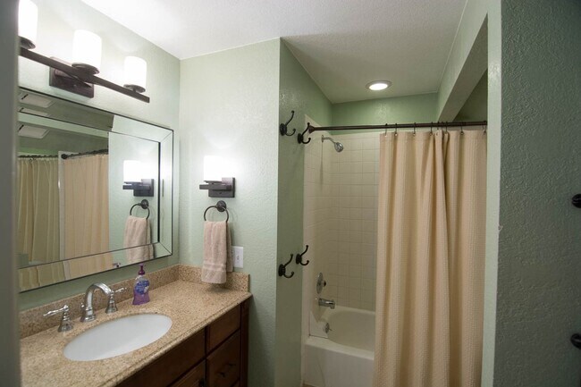 Building Photo - Beautiful 2bd/2ba Townhome in Downtown Louisville!