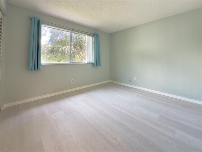 Building Photo - 1705 SW 110th Terrace