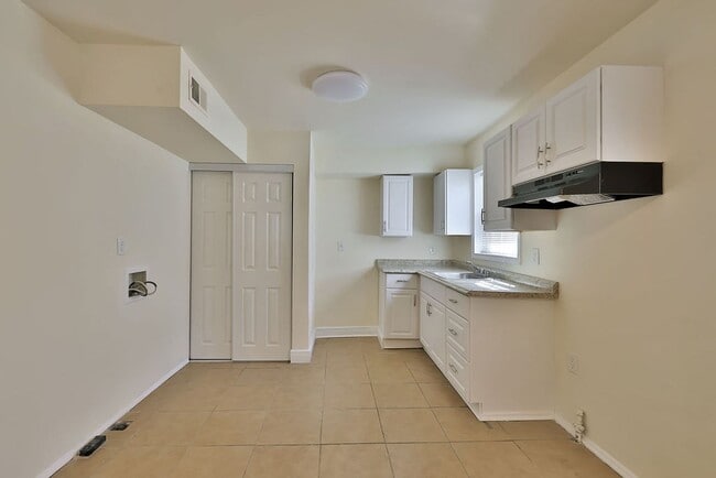 Building Photo - Newly Renovated Duplex