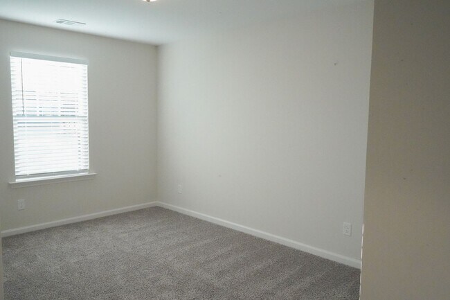 Building Photo - AVAILABLE NOW!