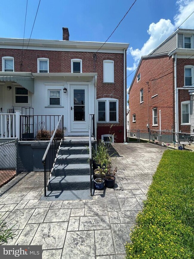 Building Photo - 32 3rd Ave