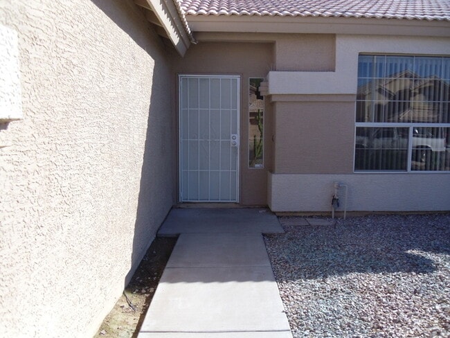 Building Photo - 3 bed 2 bath single level house in core Ch...