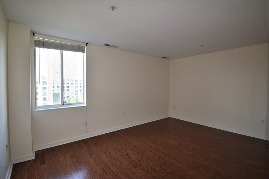 Building Photo - 6 Canal Park