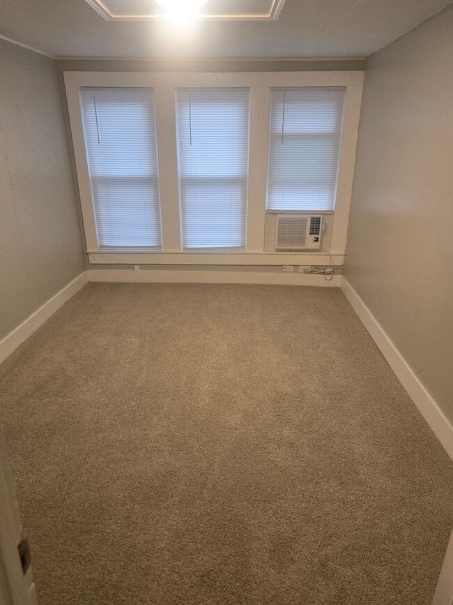 Building Photo - ***Newly remodeled 2/1*** located in the heart of Mineral Wells, TX minuets from Downtown