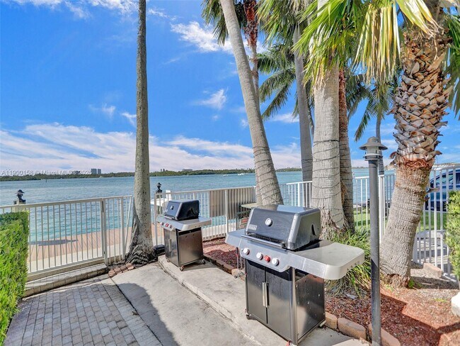 Building Photo - 10350 W Bay Harbor Dr