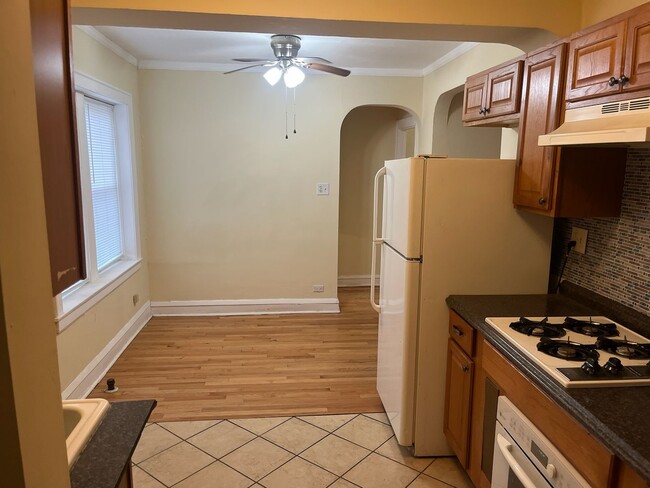 Building Photo - Condo wFREE HEAT in Belmont Cragin! In-uni...