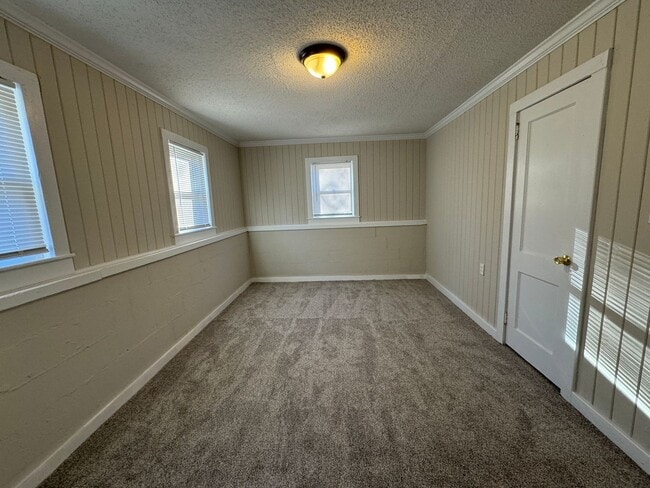 Building Photo - AVAILABLE TO SHOW!