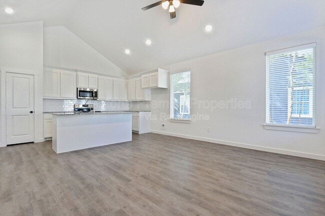 Building Photo - 718 W Texas St