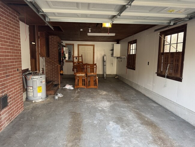 Building Photo - 408 E Simmons Ave