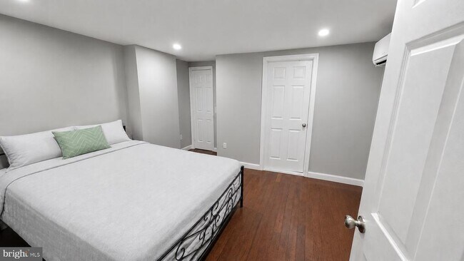 Building Photo - 427 W Girard Ave