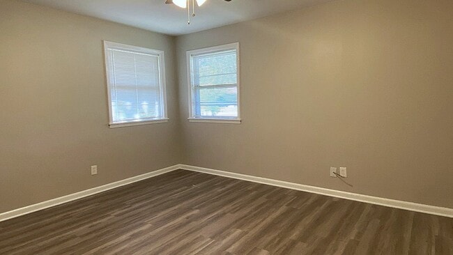 Building Photo - 403 Parkwood Dr