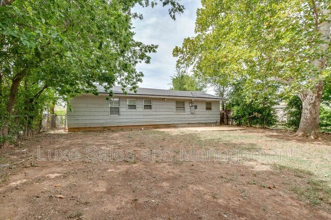 Building Photo - 3005 SW 52nd Pl