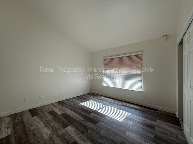 Building Photo - 2146 E 10th St