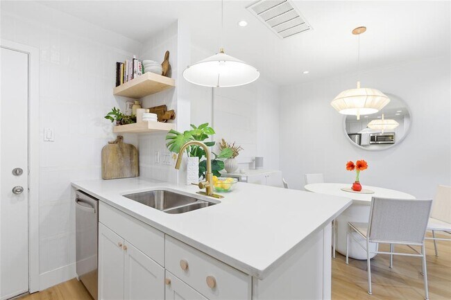 Building Photo - 1501 Barton Springs Rd